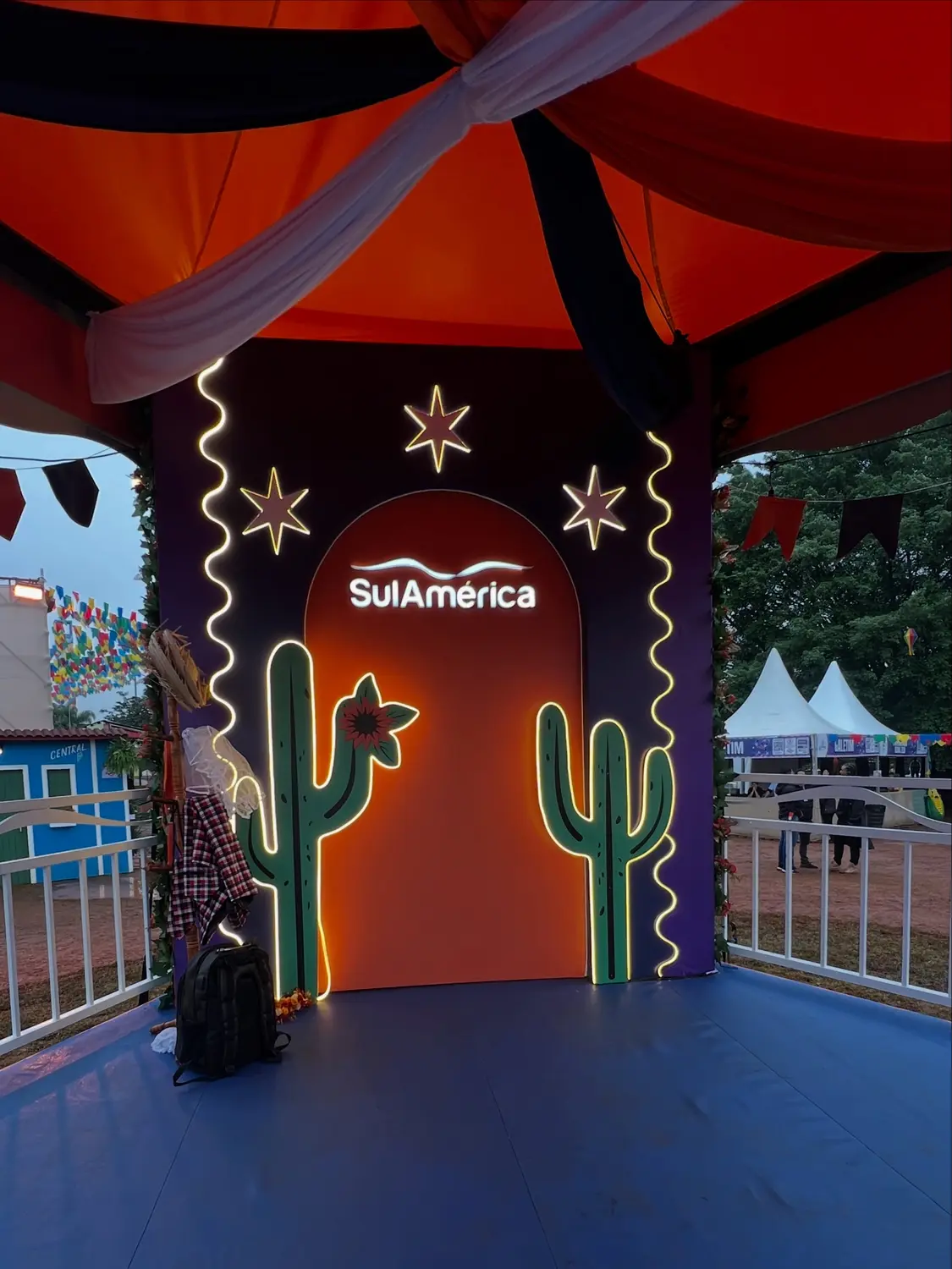Painel em neon LED personalizado SulAmérica para evento — Zoom Comunicação Visual